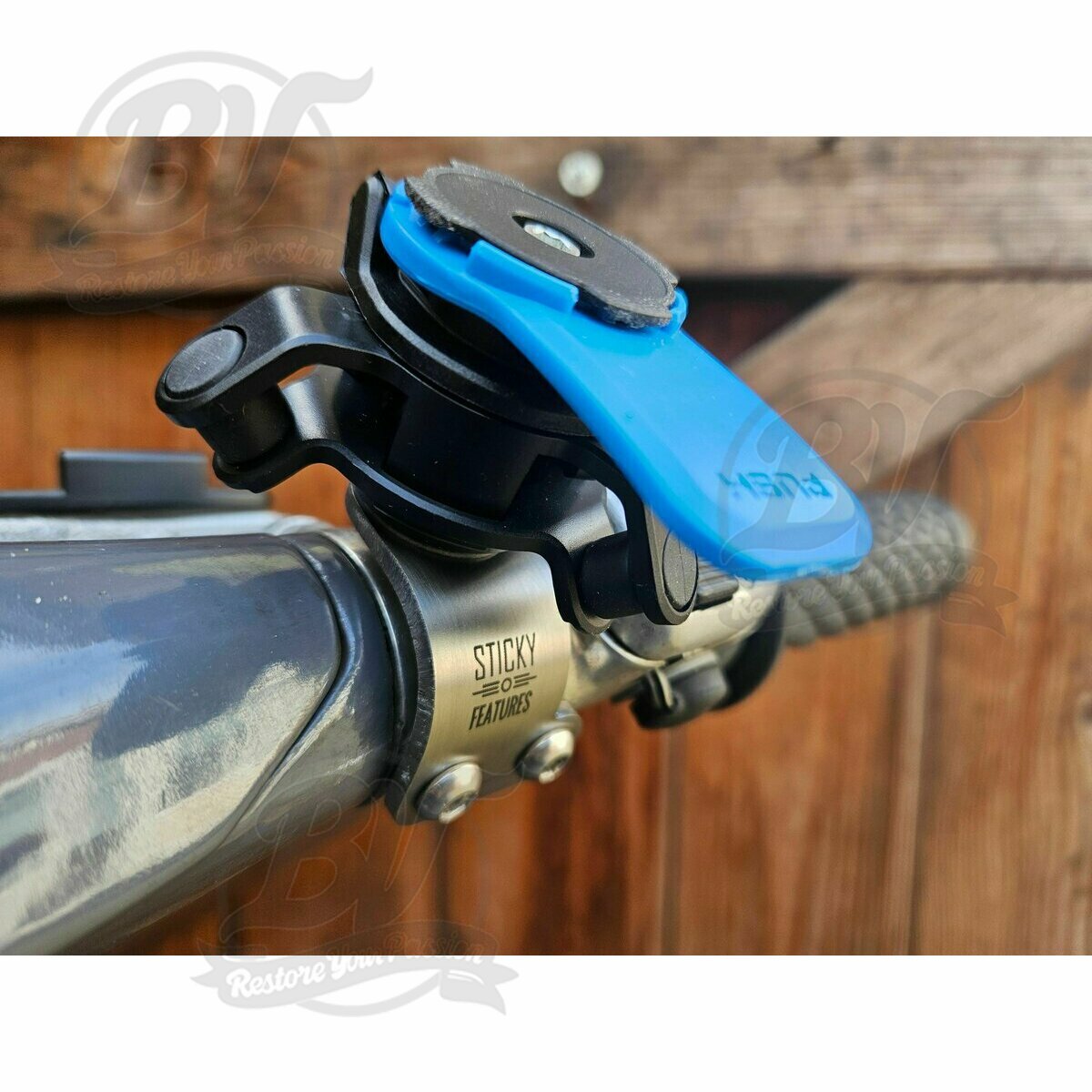 Support de smartphone STICKYFEATURES &agrave; fixer sur le Logement du commutateur de lumi&egrave;re d'origine Lambretta LI