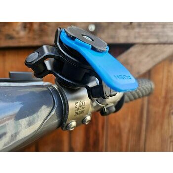 Support de smartphone STICKYFEATURES &agrave; fixer sur le Logement du commutateur de lumi&egrave;re d'origine Lambretta LI