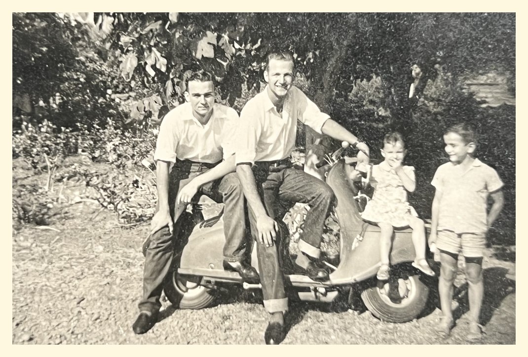 La famille Defeuillet sur un scooter Bernardet